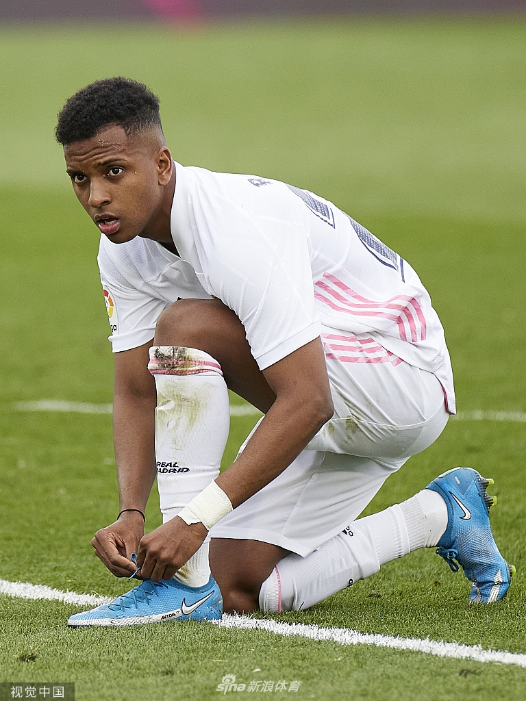 [西甲]皇马2-1比利亚雷亚尔 本泽马传射