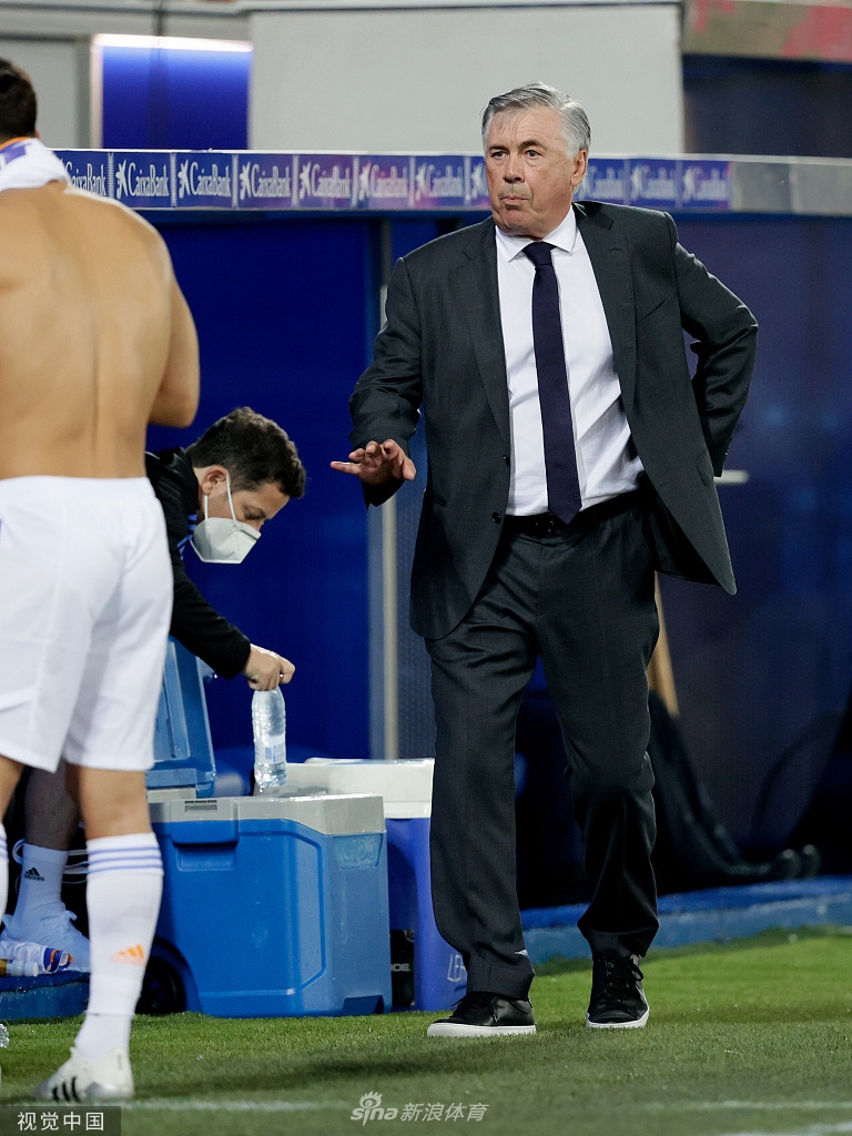 [西甲]阿拉维斯1-4皇马 本泽马两球