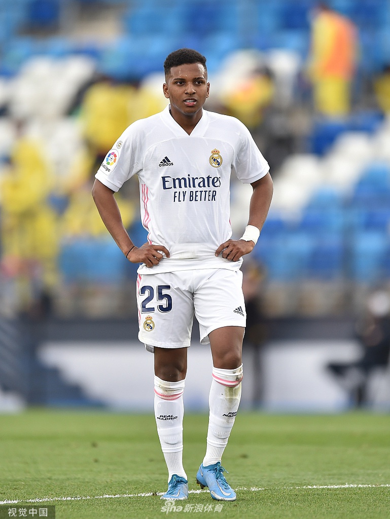 [西甲]皇马2-1比利亚雷亚尔 本泽马传射