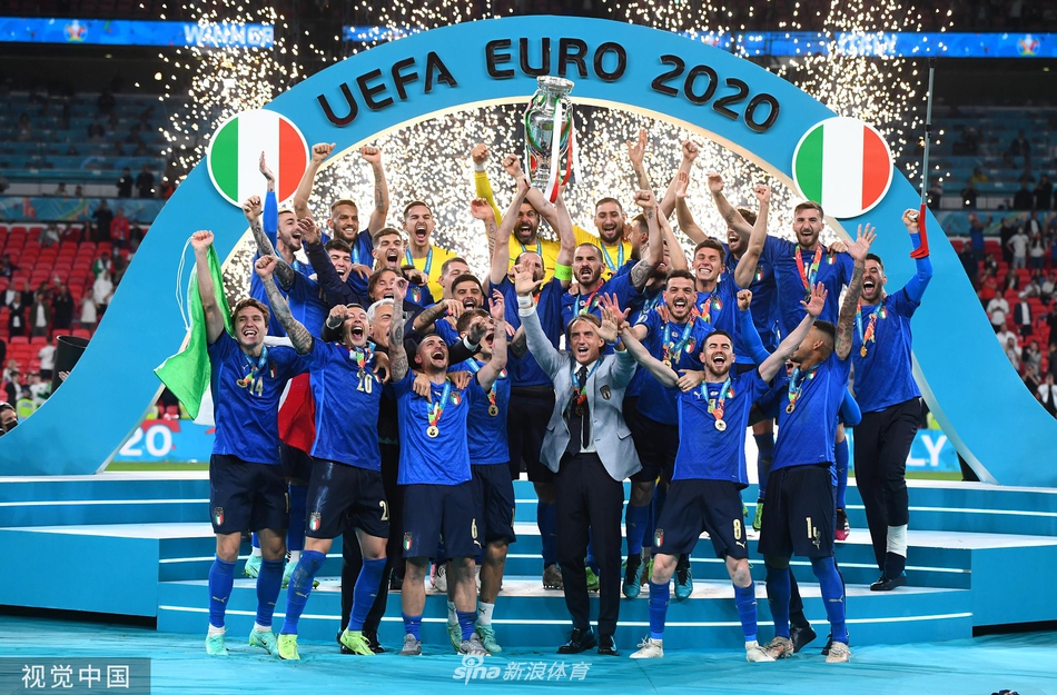 欧洲杯冠军颁奖仪式！意大利队庆祝夺冠