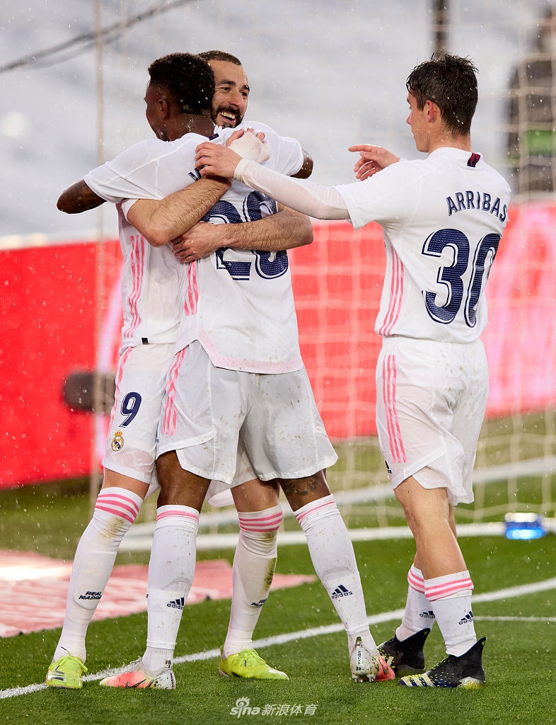 [西甲]皇马2-0埃瓦尔 本泽马破门