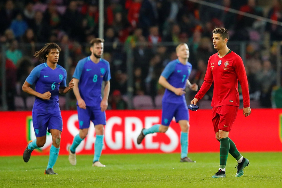 荷兰打入第三球