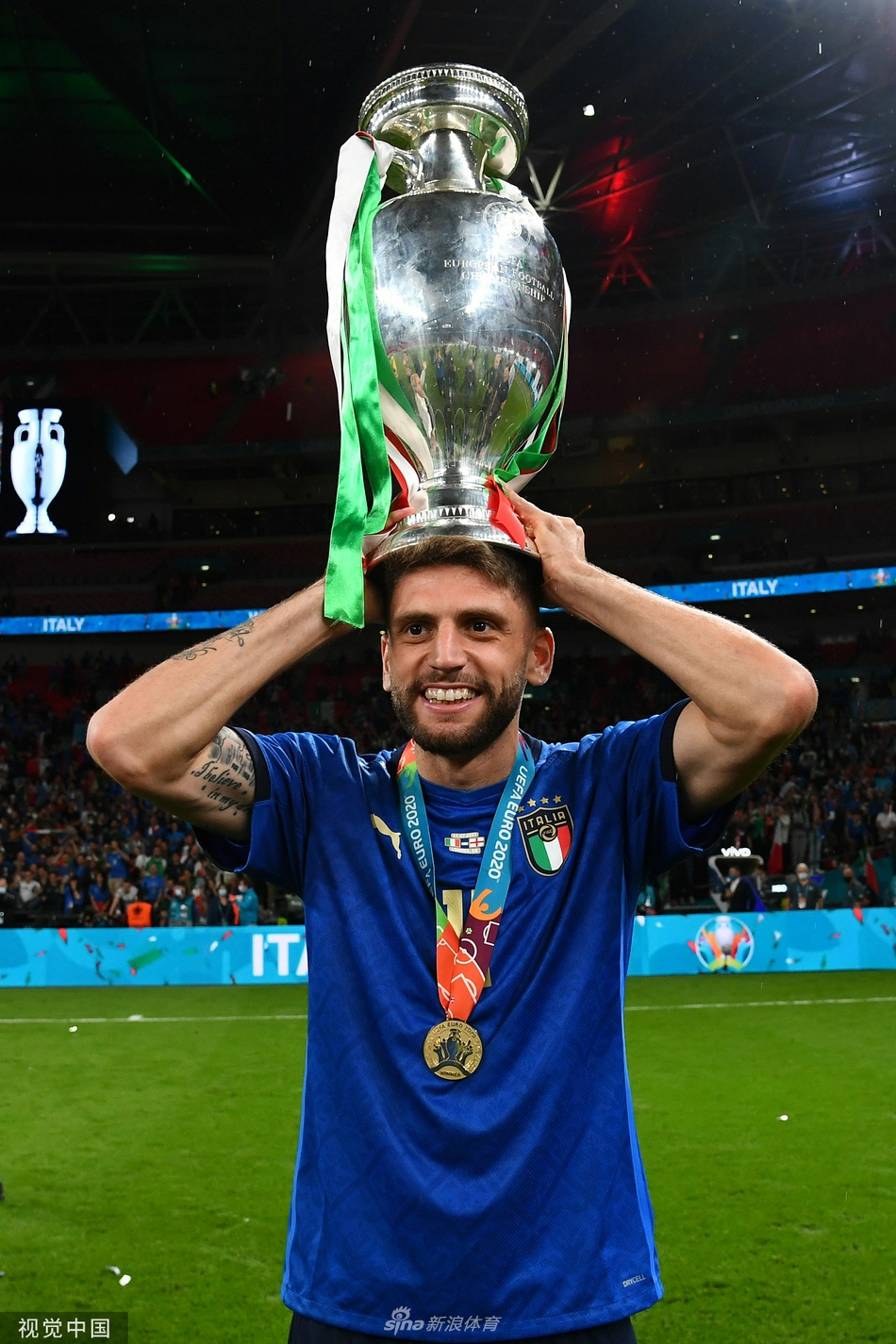 欧洲杯冠军颁奖仪式！意大利队庆祝夺冠