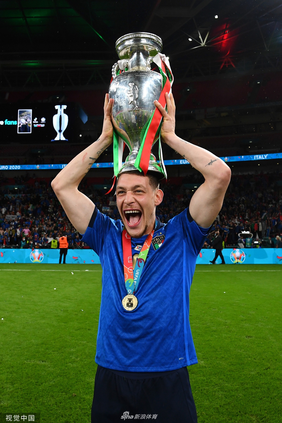 欧洲杯冠军颁奖仪式！意大利队庆祝夺冠