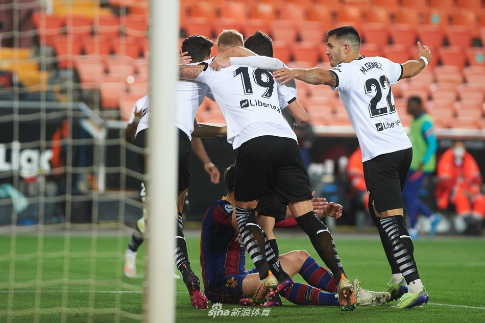 [西甲]瓦伦西亚2-3巴萨 梅西两球