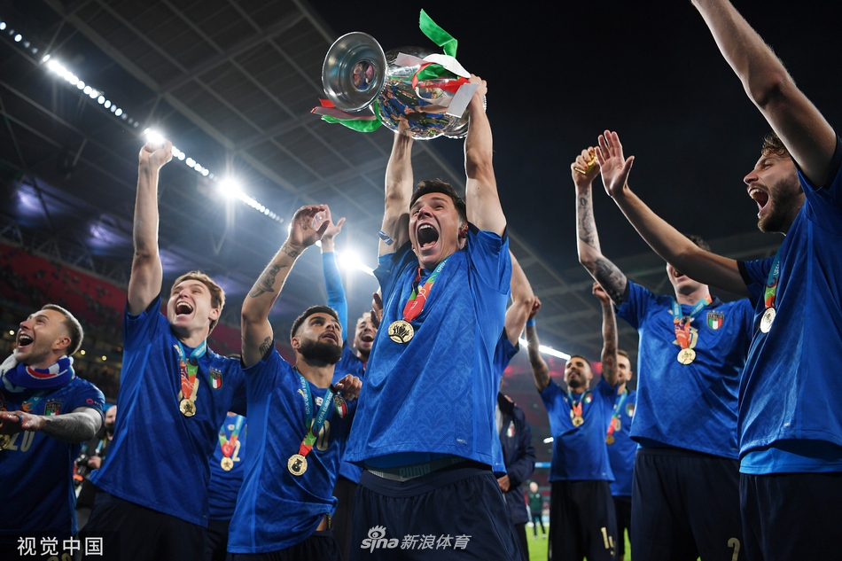 欧洲杯冠军颁奖仪式！意大利队庆祝夺冠