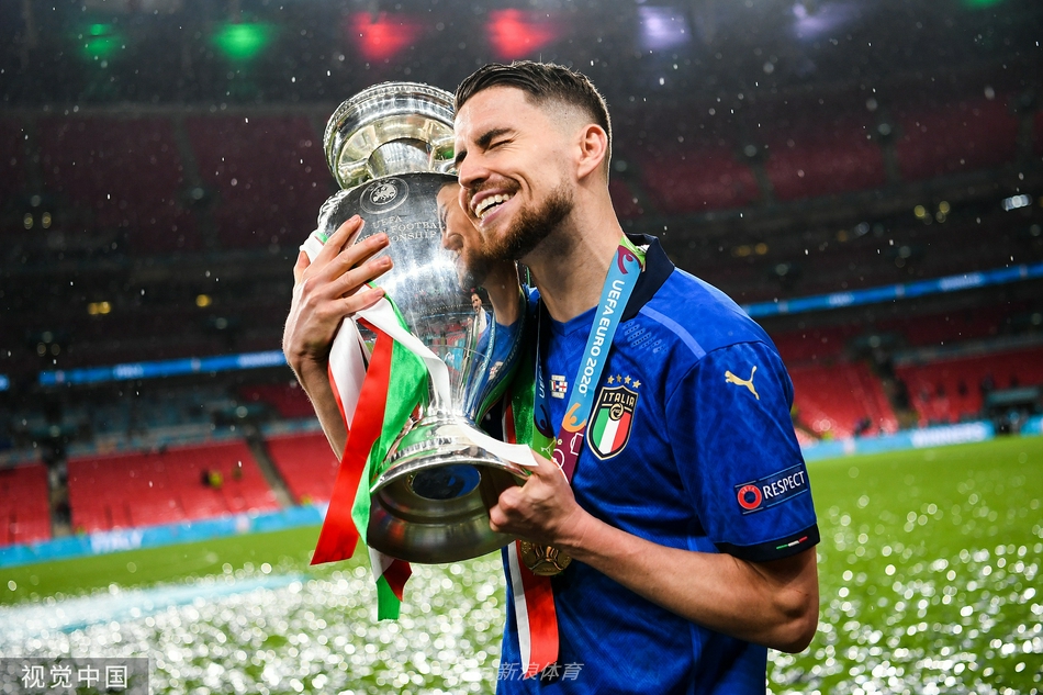 欧洲杯冠军颁奖仪式！意大利队庆祝夺冠