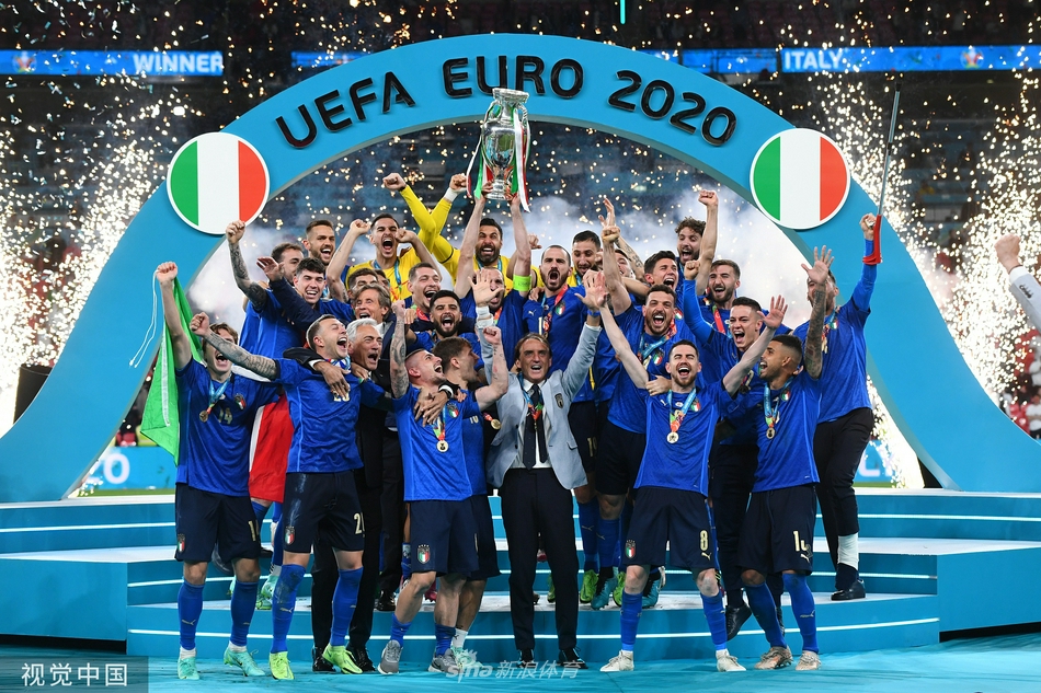 欧洲杯冠军颁奖仪式！意大利队庆祝夺冠