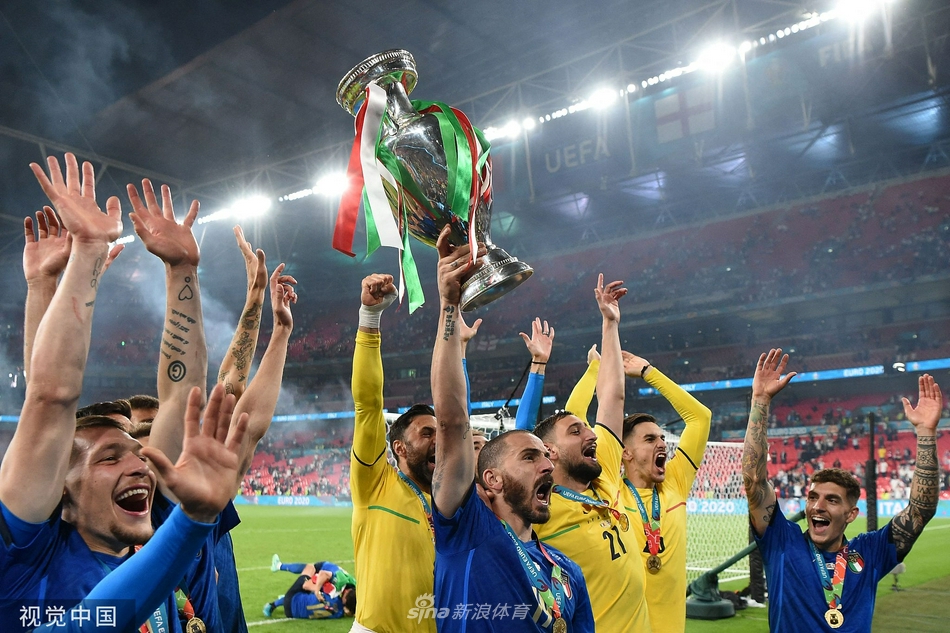 欧洲杯冠军颁奖仪式！意大利队庆祝夺冠