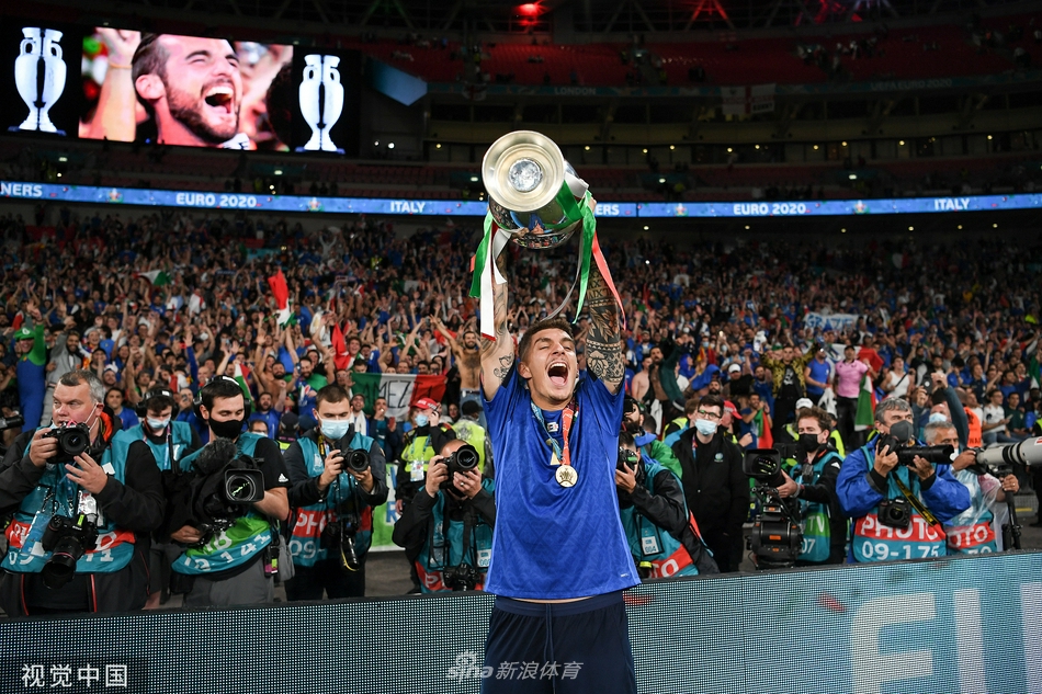 欧洲杯冠军颁奖仪式！意大利队庆祝夺冠