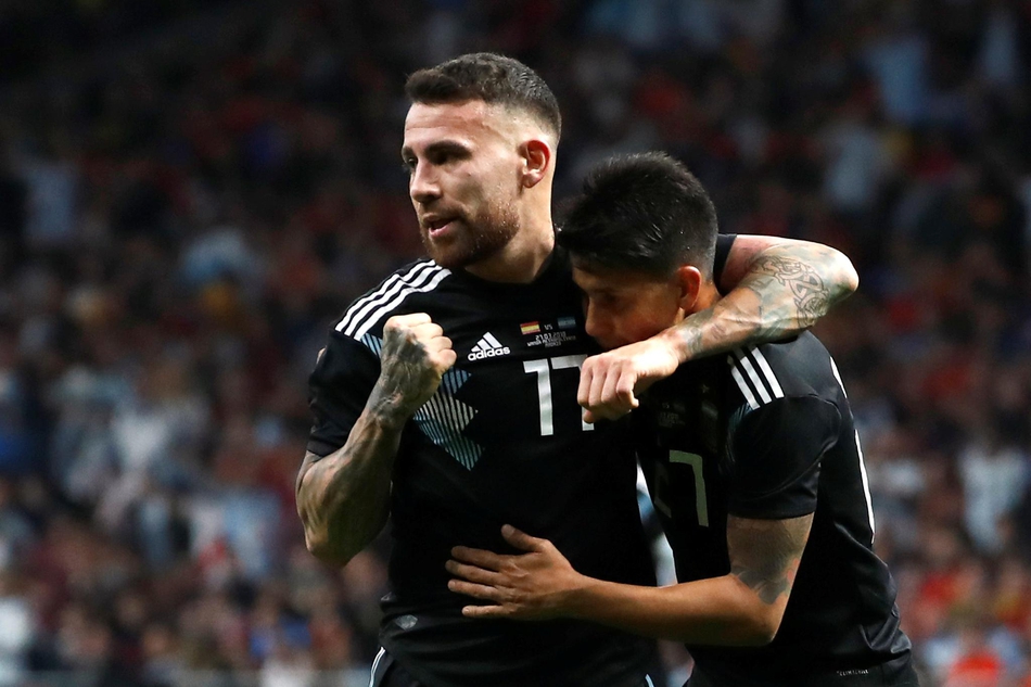 队友祝贺奥塔门迪