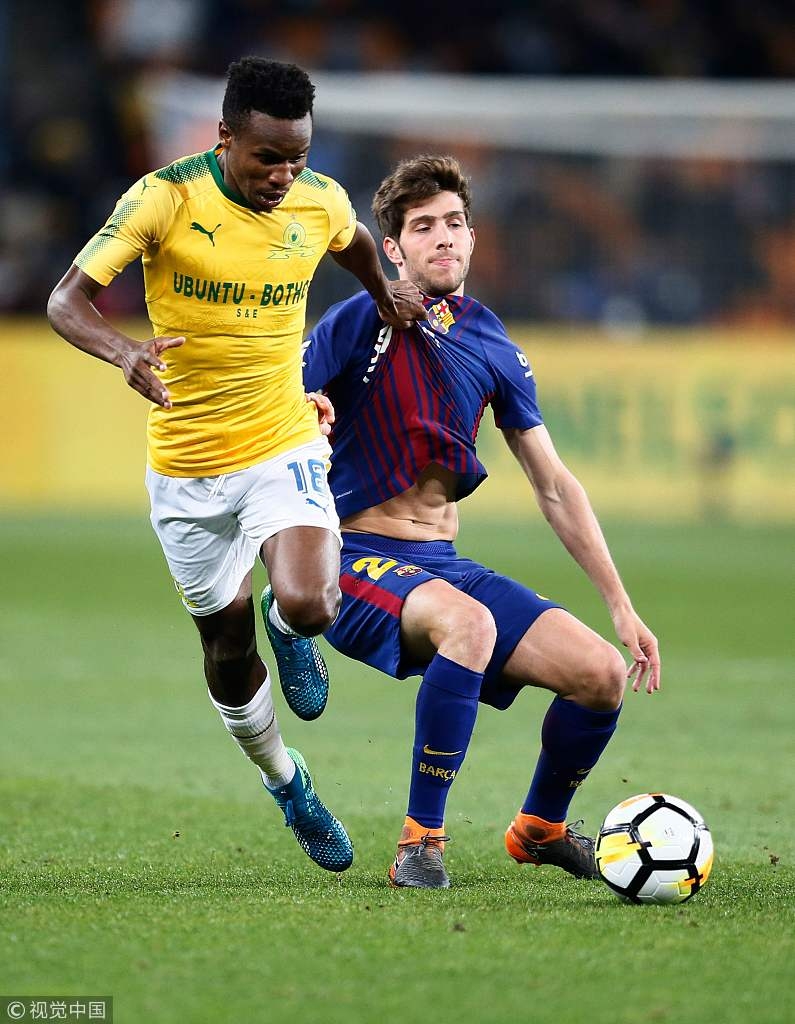 罗伯托被拽着衣服