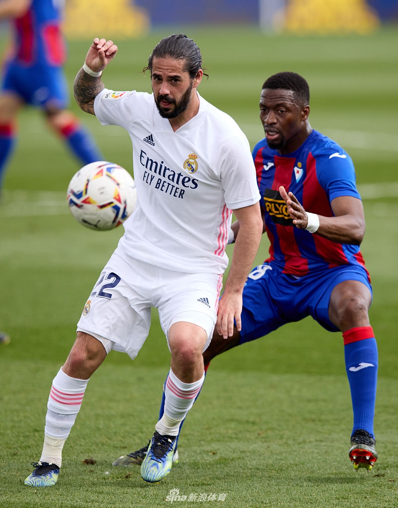 [西甲]皇马2-0埃瓦尔 本泽马破门