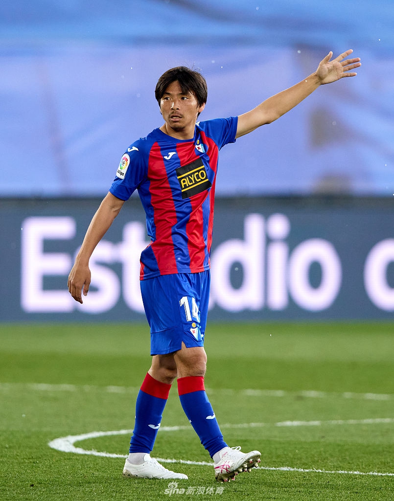 [西甲]皇马2-0埃瓦尔 本泽马破门