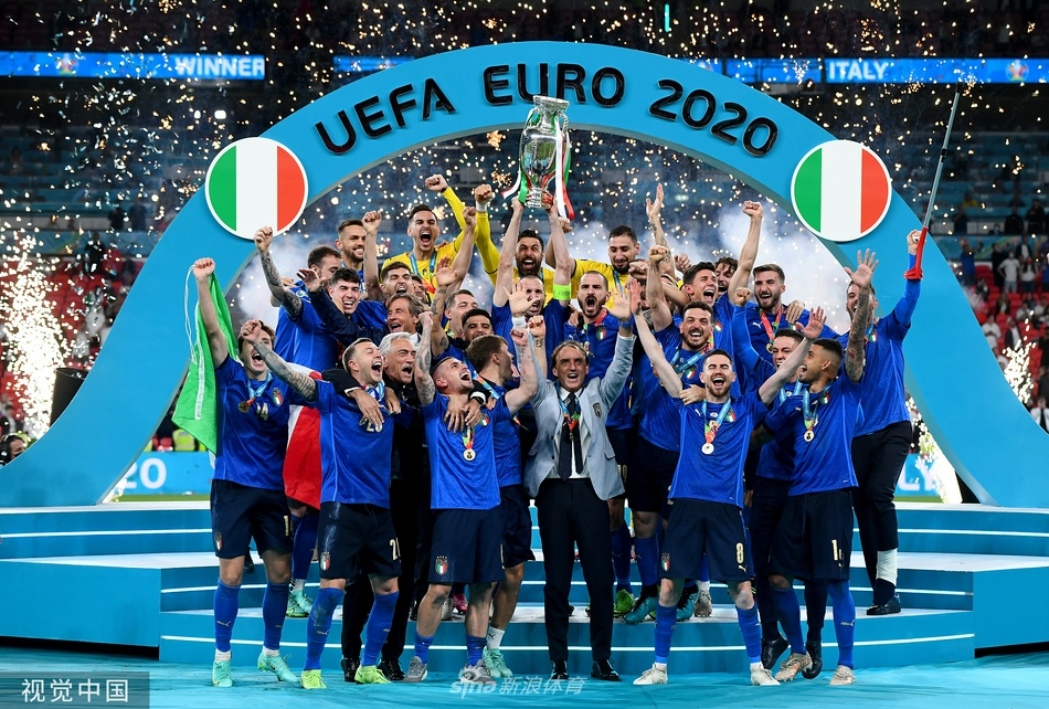 欧洲杯冠军颁奖仪式！意大利队庆祝夺冠