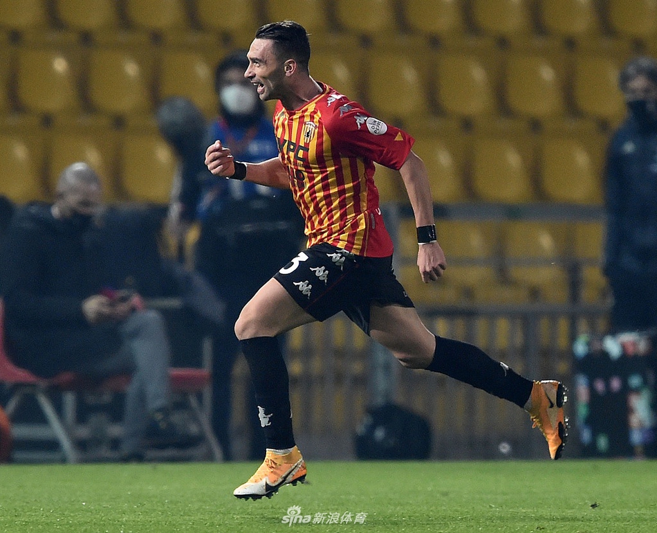 [意甲]贝内文托1-1尤文 莫拉塔进球+红牌