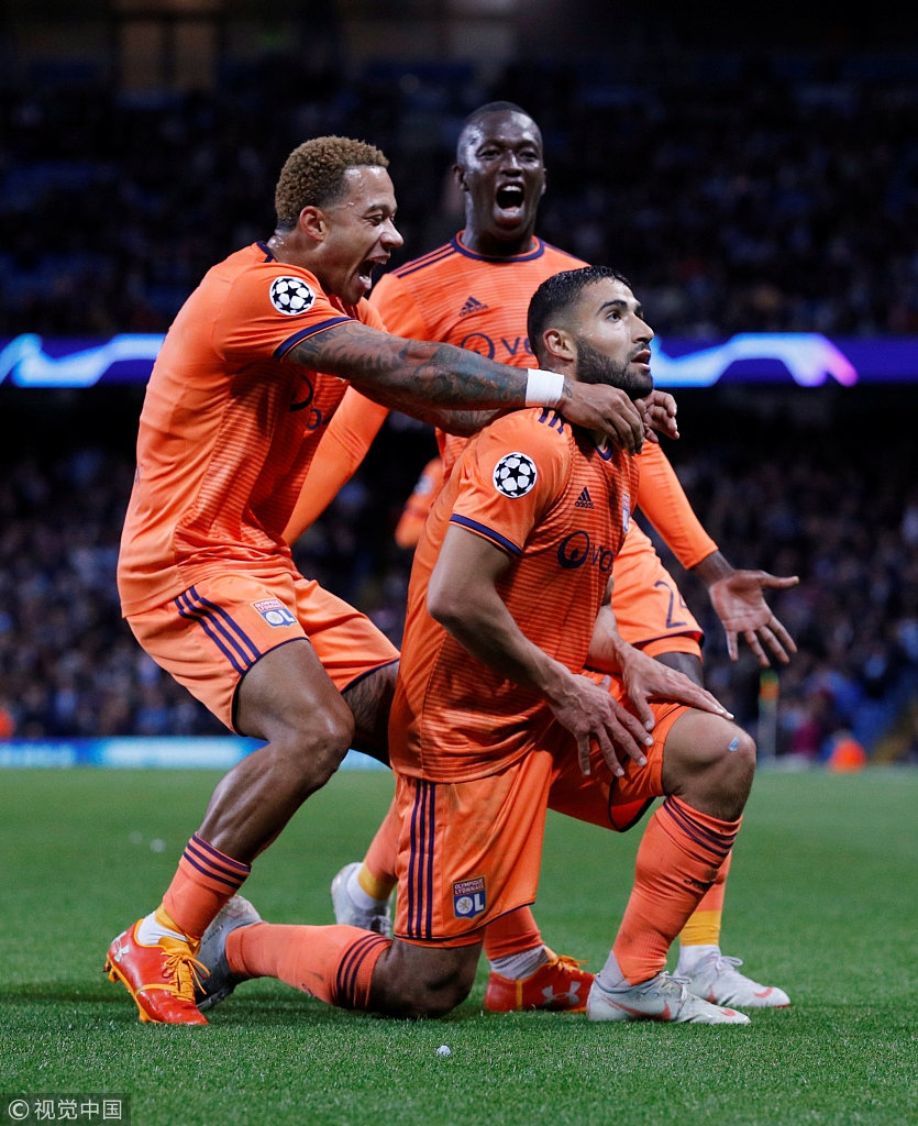 队友祝贺费基尔