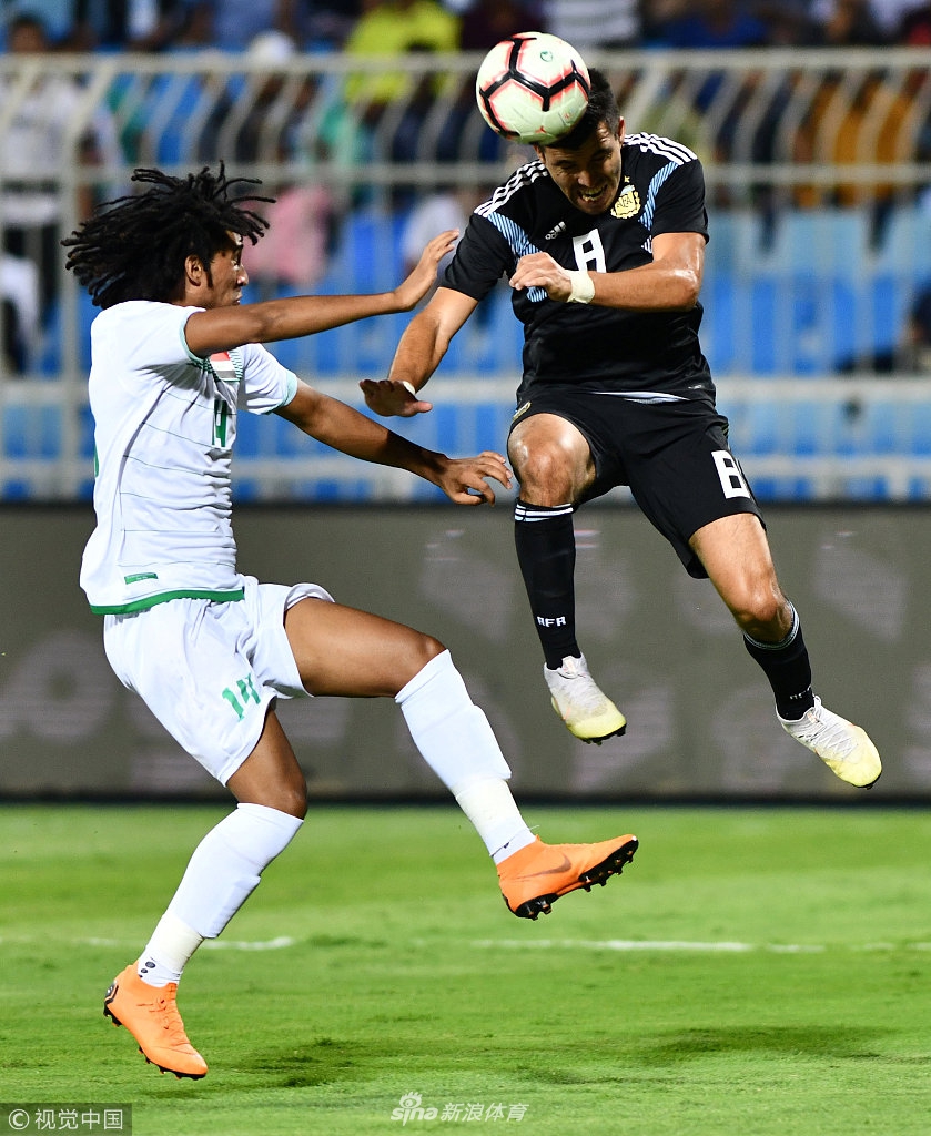 阿库尼亚拼抢头球