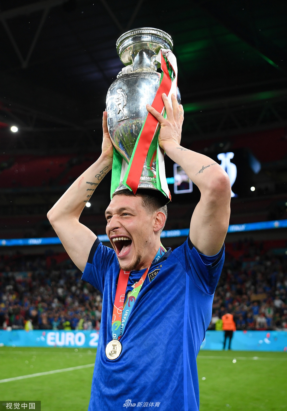 欧洲杯冠军颁奖仪式！意大利队庆祝夺冠