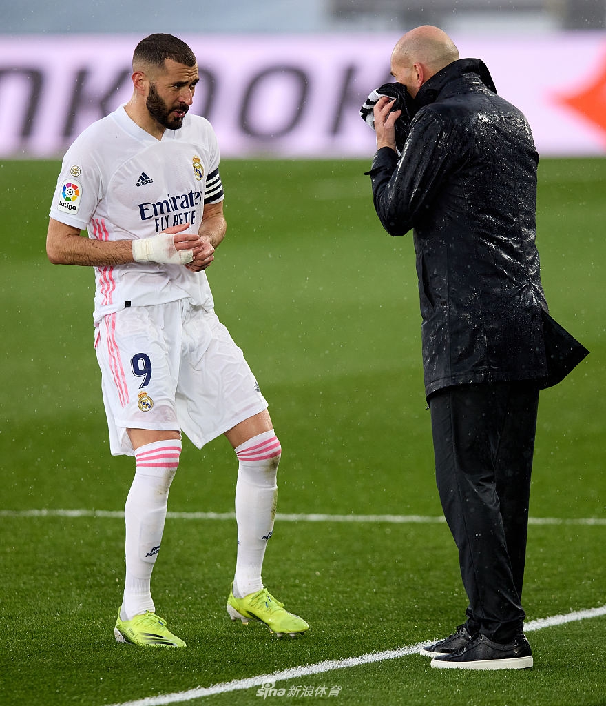 [西甲]皇马2-0埃瓦尔 本泽马破门