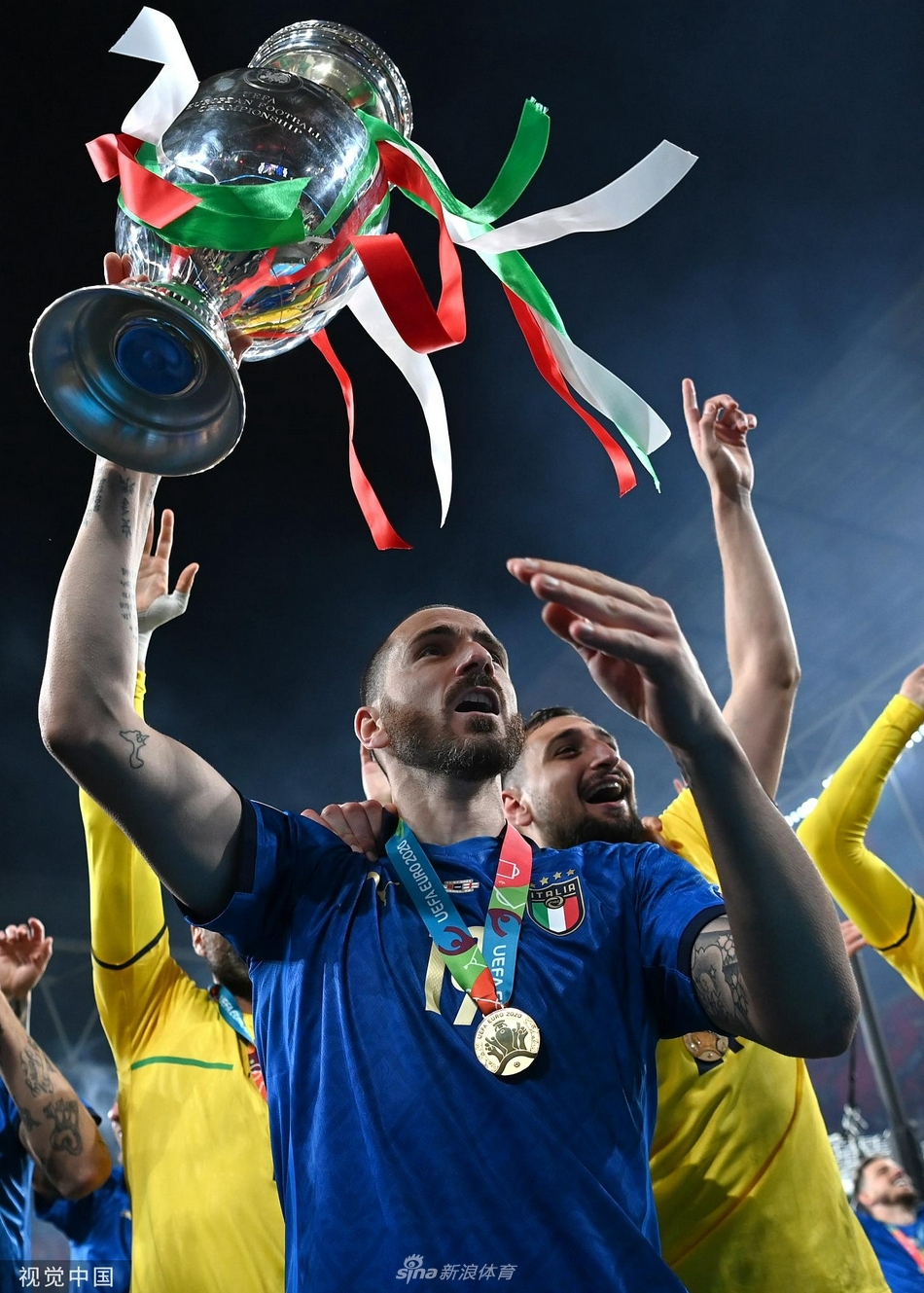 欧洲杯冠军颁奖仪式！意大利队庆祝夺冠