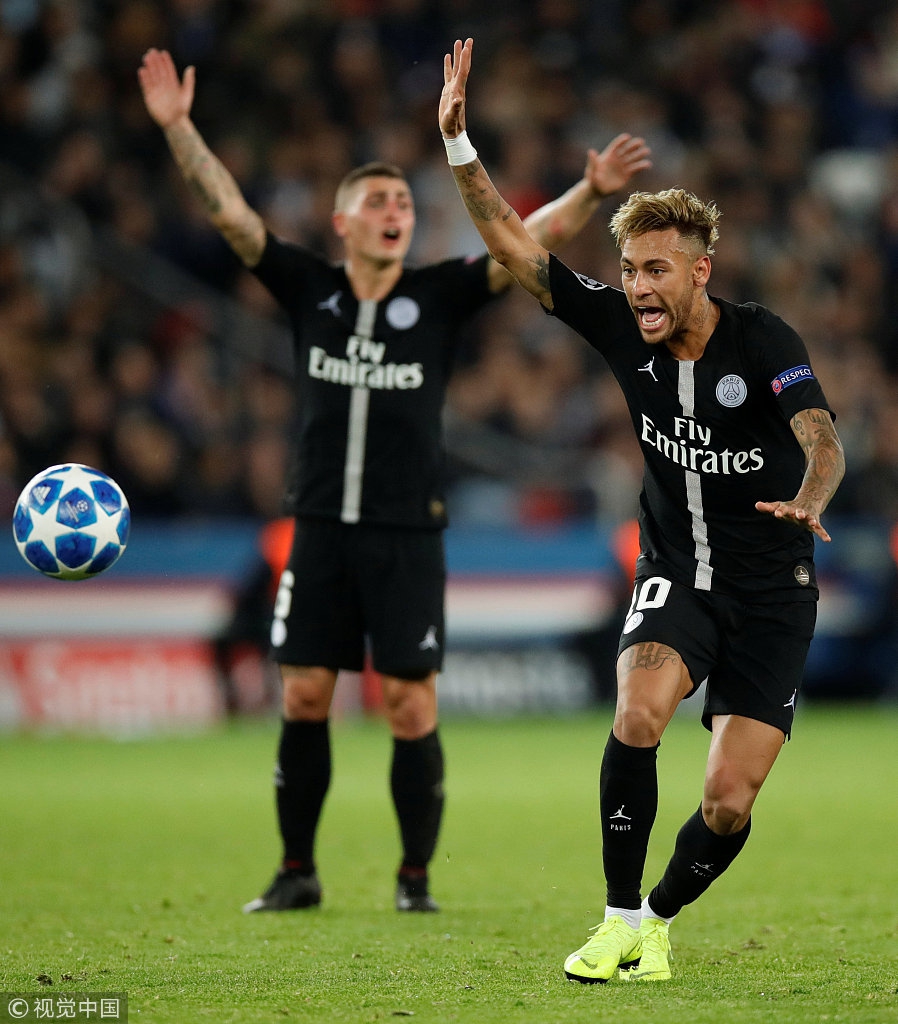 内马尔举手示意