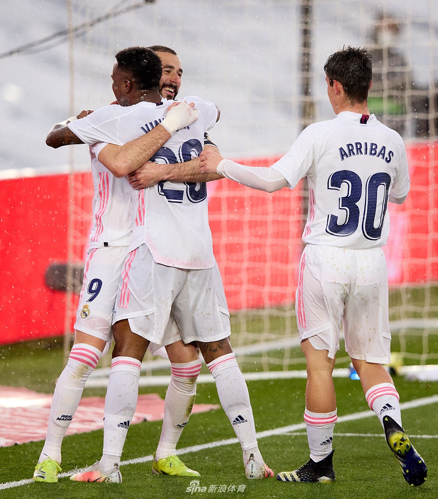 [西甲]皇马2-0埃瓦尔 本泽马破门