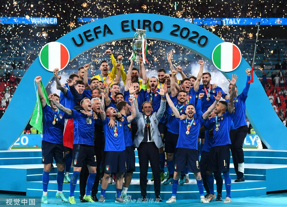 欧洲杯冠军颁奖仪式！意大利队庆祝夺冠