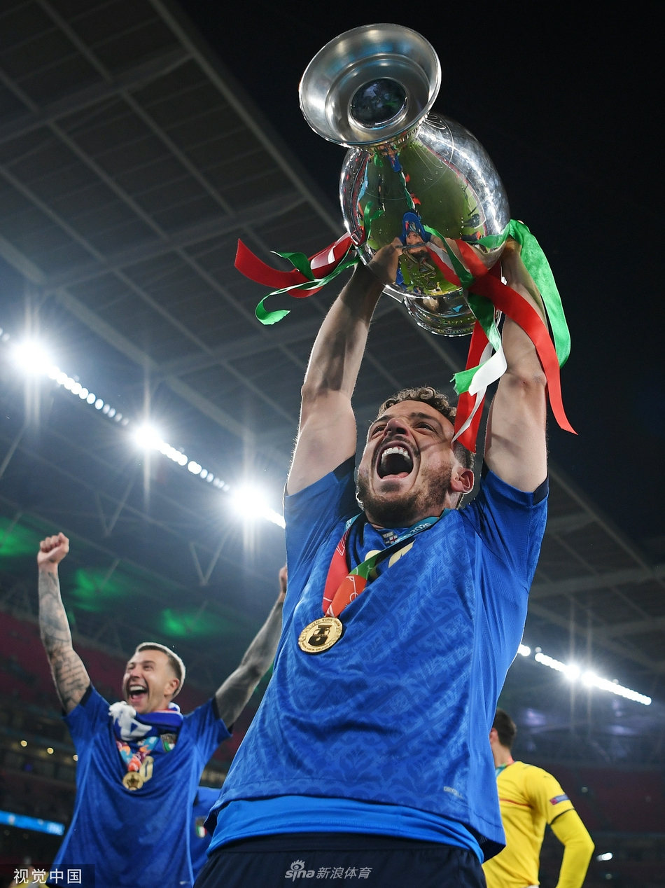 欧洲杯冠军颁奖仪式！意大利队庆祝夺冠