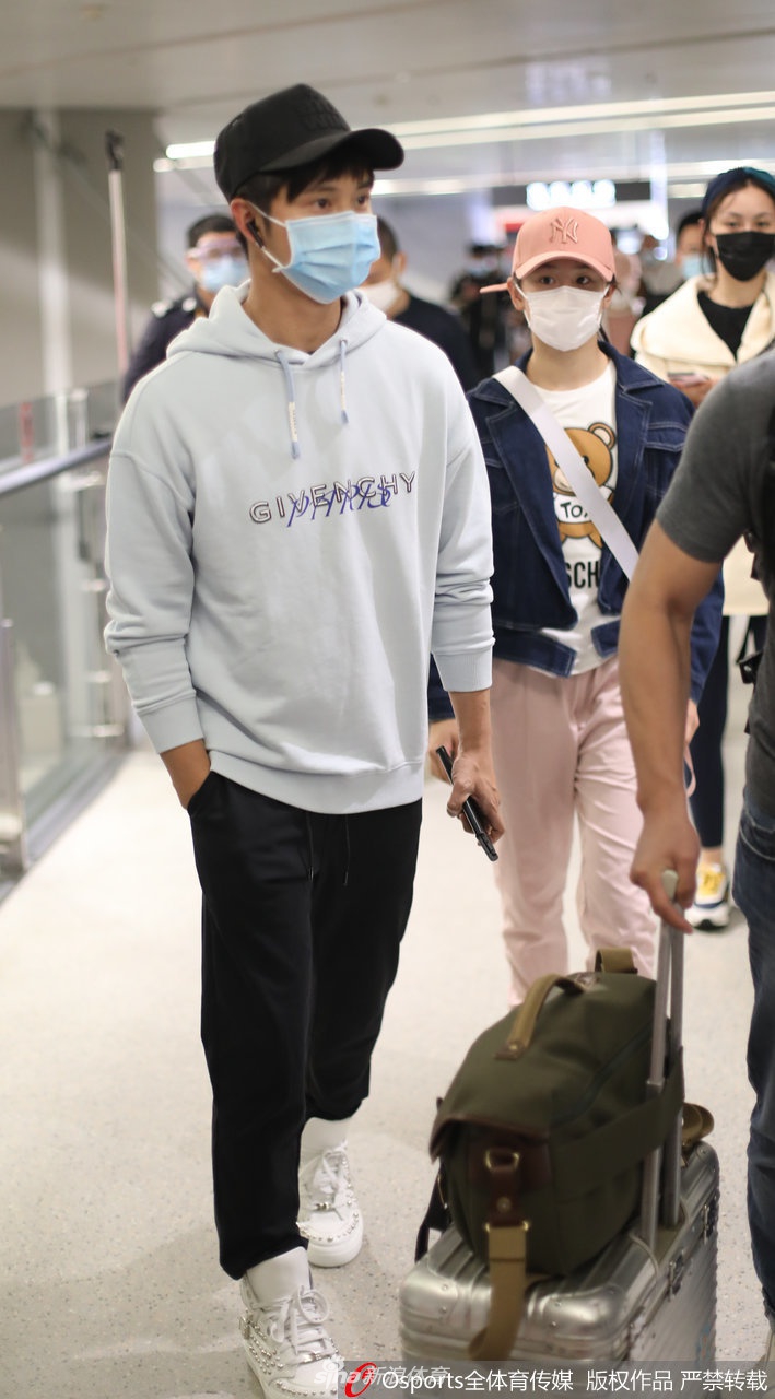 田亮携女儿田雨橙现身上海虹桥机场