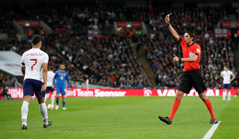 张伯伦吃到黄牌