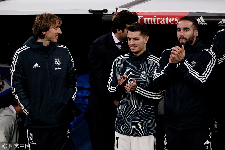 莫德里奇在替补席