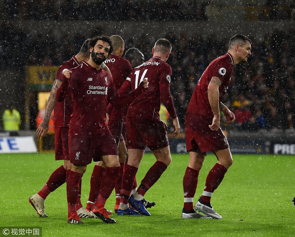 队友祝贺萨拉赫