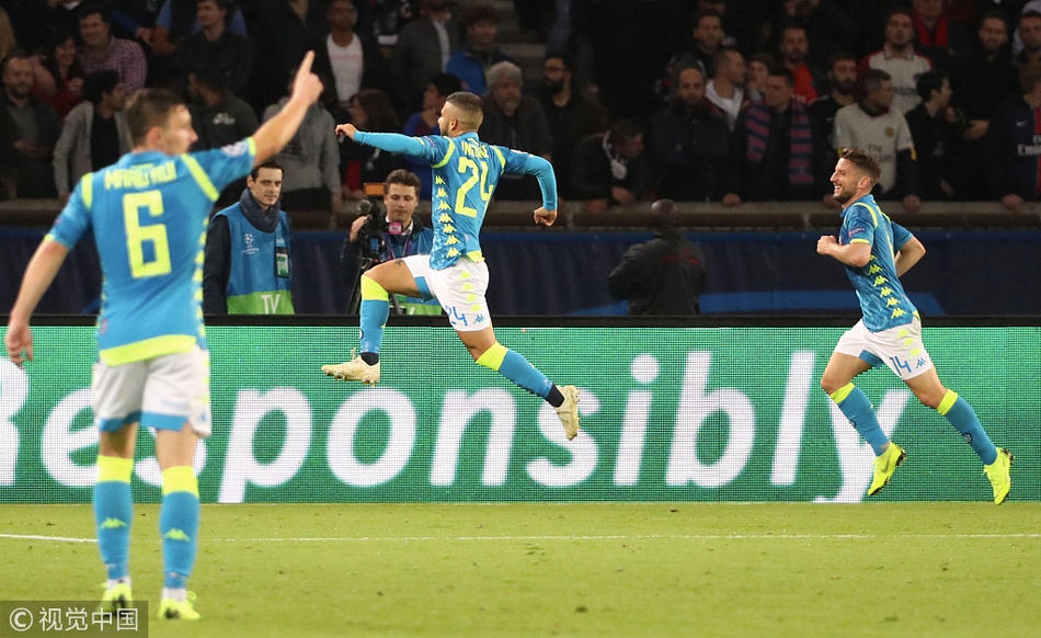 因西涅庆祝破门