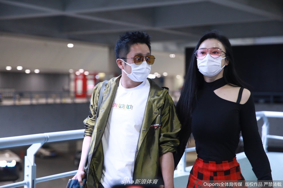 邹市明夫妇现身机场 口罩墨镜整齐安全感十足