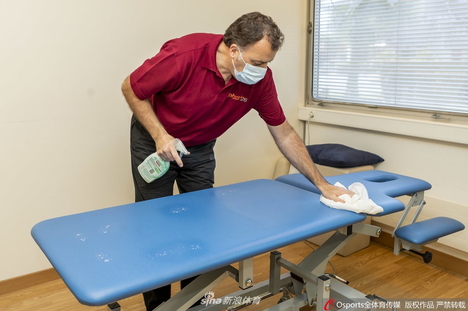 疫情下的瑞士：康复师与患者防护严密做恢复性训练