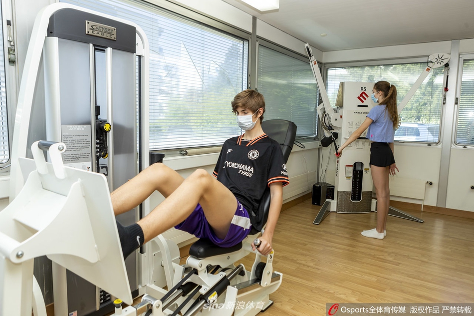 疫情下的瑞士：康复师与患者防护严密做恢复性训练