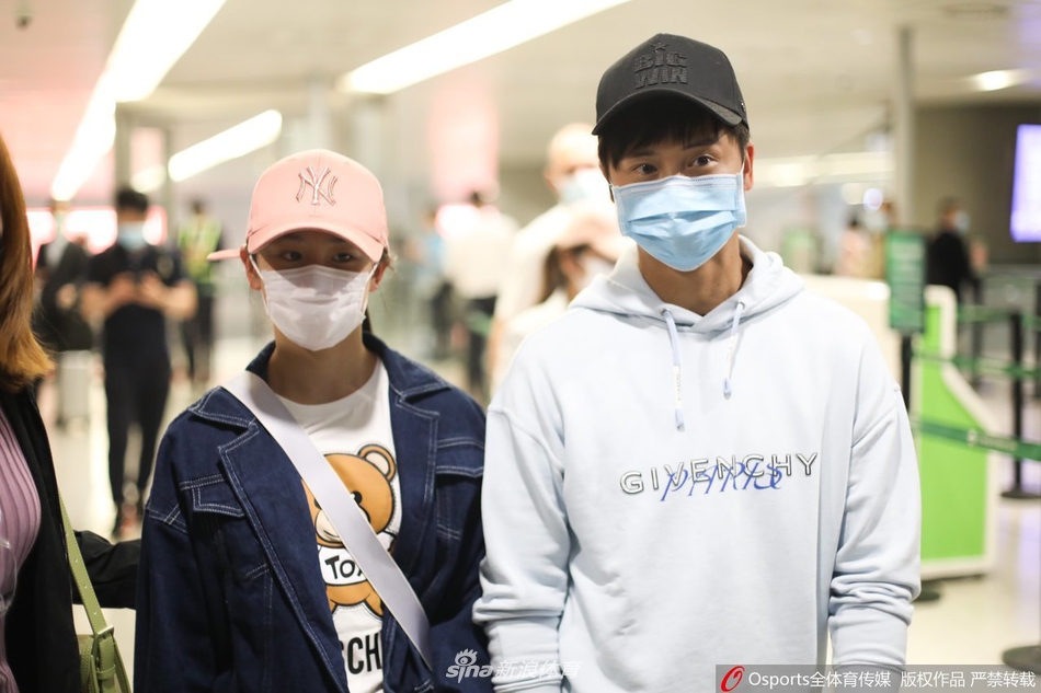 田亮携女儿田雨橙现身上海虹桥机场