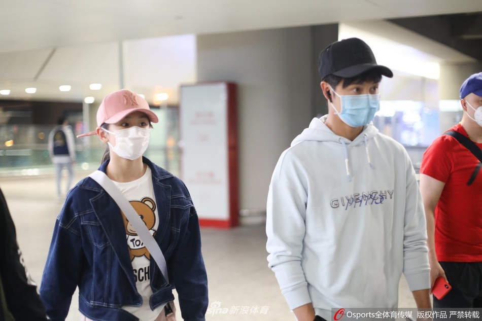 田亮携女儿田雨橙现身上海虹桥机场