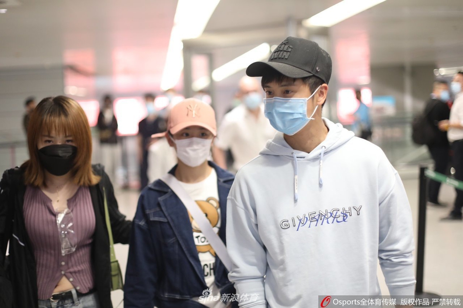 田亮携女儿田雨橙现身上海虹桥机场