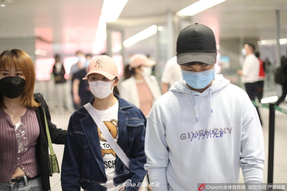 田亮携女儿田雨橙现身上海虹桥机场