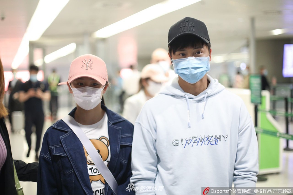 田亮携女儿田雨橙现身上海虹桥机场