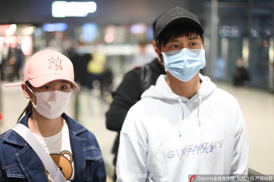 田亮携女儿田雨橙现身上海虹桥机场