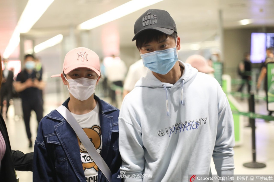 田亮携女儿田雨橙现身上海虹桥机场