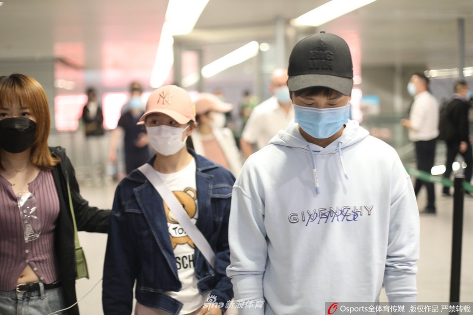 田亮携女儿田雨橙现身上海虹桥机场