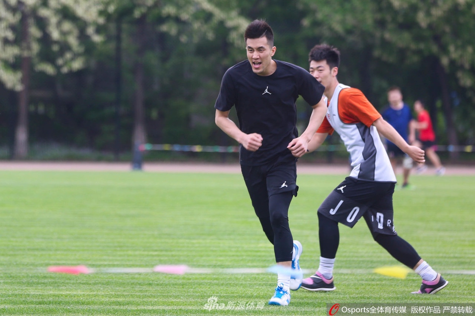 辽宁飞豹训练间隙组织足球比赛