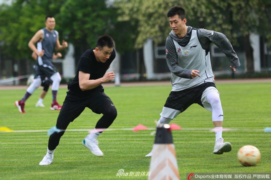 辽宁飞豹训练间隙组织足球比赛