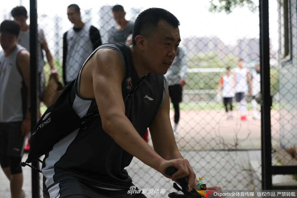 辽宁飞豹训练间隙组织足球比赛