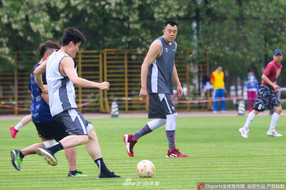 辽宁飞豹训练间隙组织足球比赛
