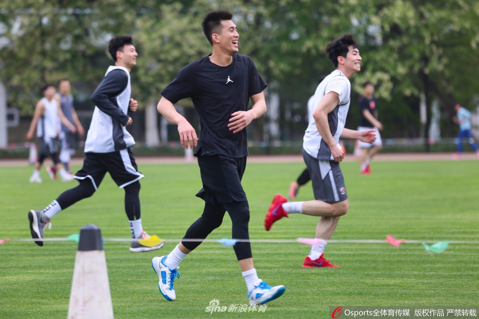 辽宁飞豹训练间隙组织足球比赛